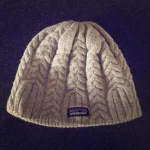 Patagonia women’s cable beanie fleece lining gray